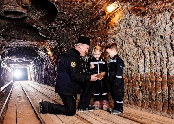 bergler_mit_kindern_klein_salzbergwerk_berchtesgaden_suedwestdeutsche_salzwerke_ag.jpg